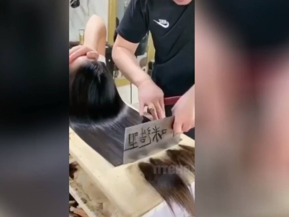 Забавный ролик из Сети: азартный парикмахер с тесаком «ампутирует» женские локоны