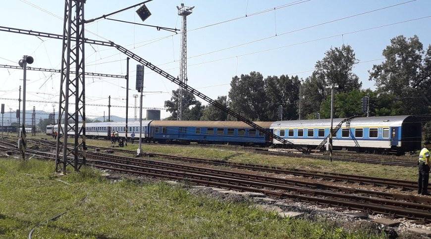 Скоростной поезд частично сошел с рельсов в Чехии