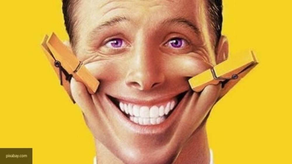 Ученые объяснили пользу "натянутой" улыбки для настроения