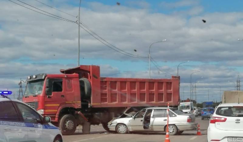 Грузовик и легковой автомобиль столкнулись около АЗС в Тюмени