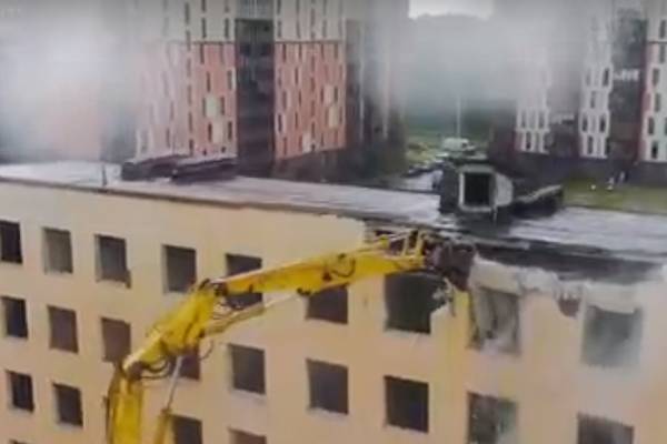 Впервые за 12 лет в Петербурге по программе реновации снесли хрущевку