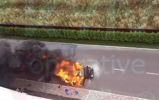 В Киеве во время движения загорелся Mercedes