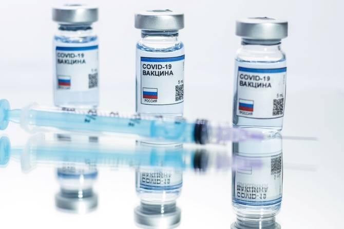 Больше половины российских врачей не доверяют новой вакцине от коронавируса