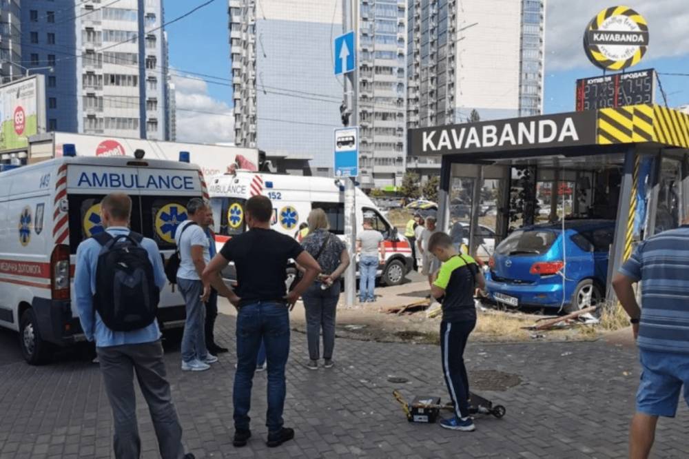 В Киеве Mazda на полном ходу протаранила кофейню-маф: фото и видео с места событий