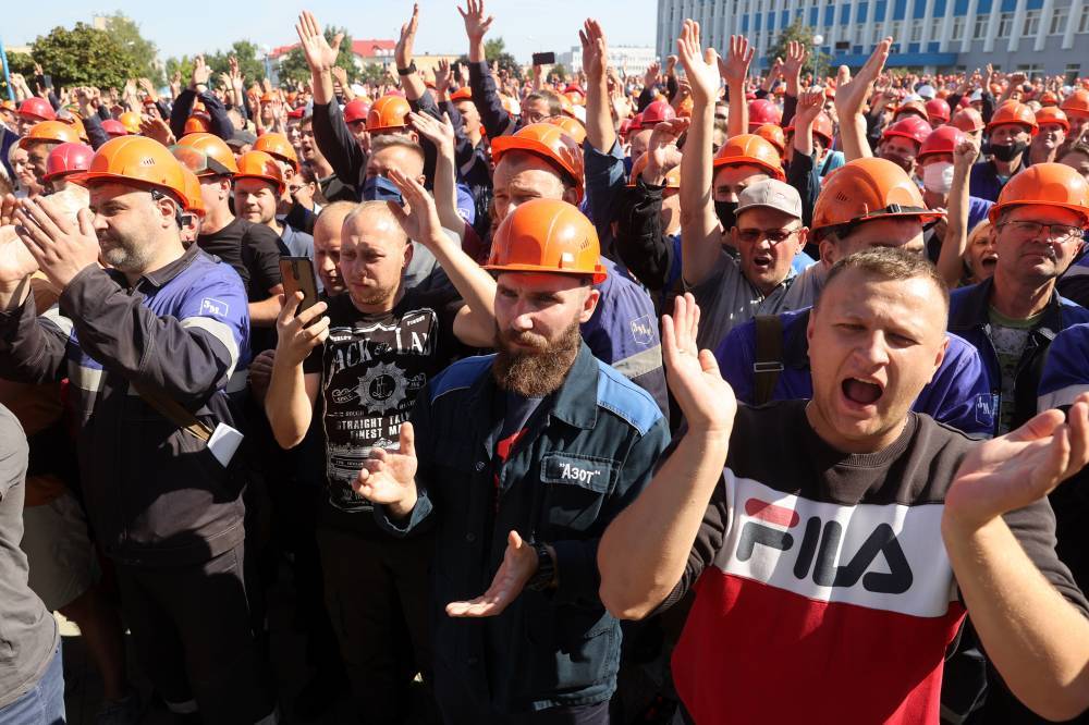 Рабочие Минского тракторного завода направились к Дому правительства