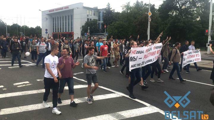 Тысячи рабочих МТЗ ушли от премьера в центр Минска
