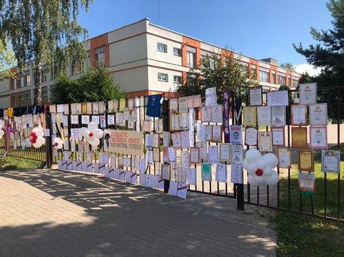 В Беларуси выпускники возвращают грамоты и награды школам, в которых проходили фальсификации результатов выборов