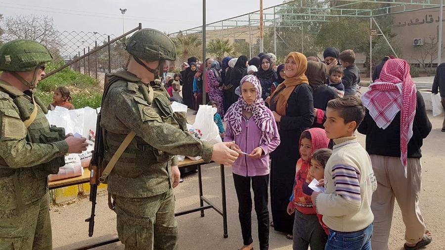 Российские военные раздали продукты жителям населенного пункта в Алеппо