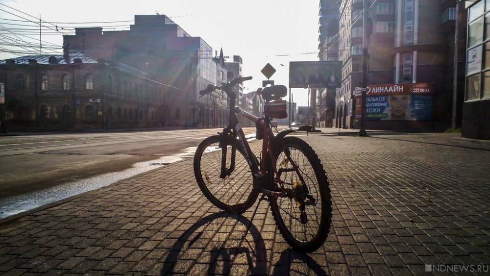 В центре Челябинска велосипедист пробил головой стекло авто и сбежал