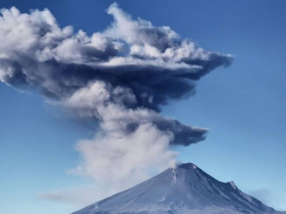 В Мексике проснулся вулкан: столб дыма и газа поднялся на 600 метров