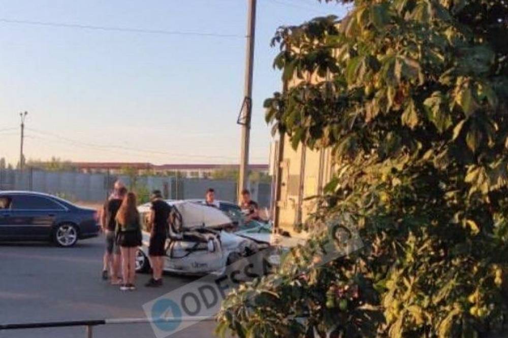 В Одессе таксист Uber на скорости влетел под грузовик: спасатели разрезали авто