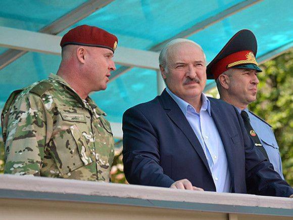 Участники митинга в поддержку Лукашенко слушают обращение Тихановской