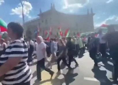 Участники митинга в поддержку Лукашенко идут по улицам и скандируют «Позор политическим проституткам!»