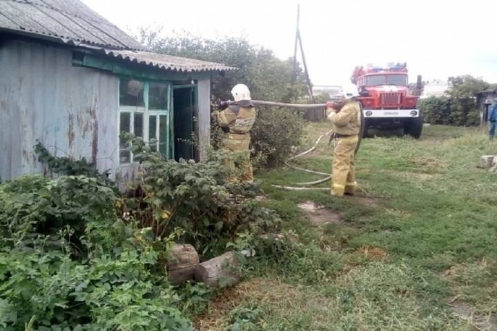 Под Волгоградом загорелся жилой дом, погибли два человека