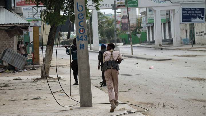 Боевики устроили взрыв и ворвались в Elite Hotel в Могадишо