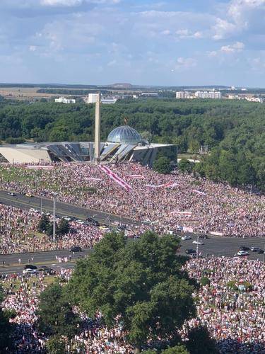 В Минске на акцию протеста собрались примерно 200 тысяч человек