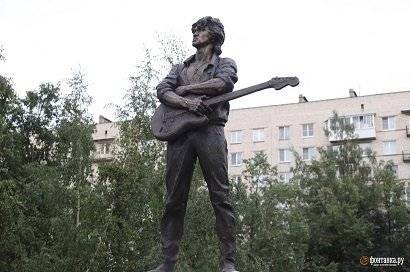 В Санкт-Петербурге установили памятник Виктору Цою