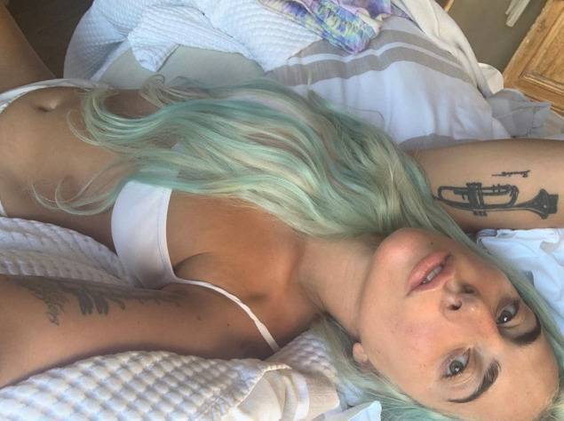 Леди Гага удивила новым цветом волос и странной прической