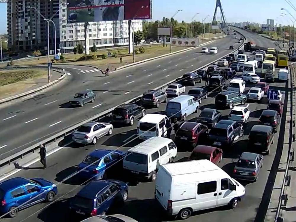 Утром на дорогах в Киеве образовались масштабные автомобильные пробки
