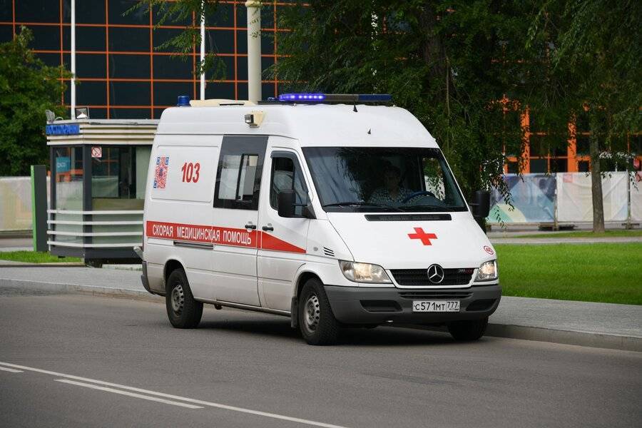 Гражданка Франции получила перелом челюсти в центре Москвы после падения из окна