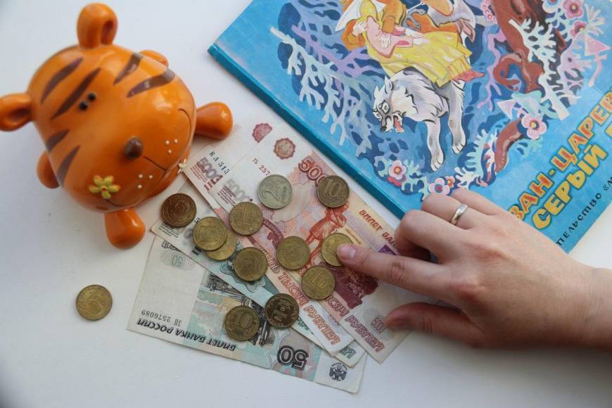 Россиянам с детьми переведут 7600 рублей пособия на банковские счета
