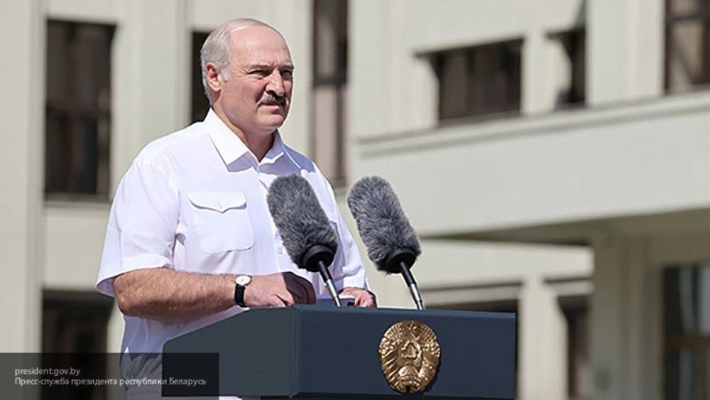 Лукашенко отметил преимущество Конституции перед уличными акциями