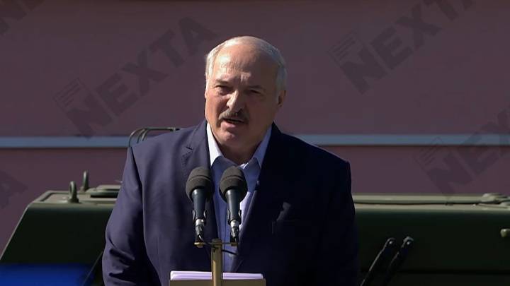Надо думать не айфоном, а мозгами: Лукашенко пригрозил протестующим жестким ответом
