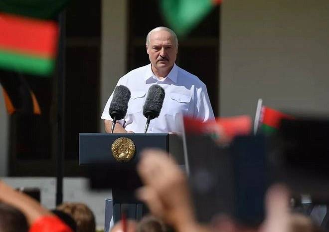 Лукашенко назвал условия передачи полномочий президента