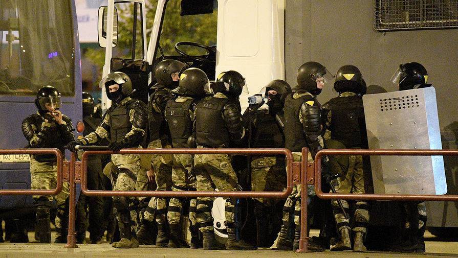 Колонна внутренних войск проследовала к центру Минска