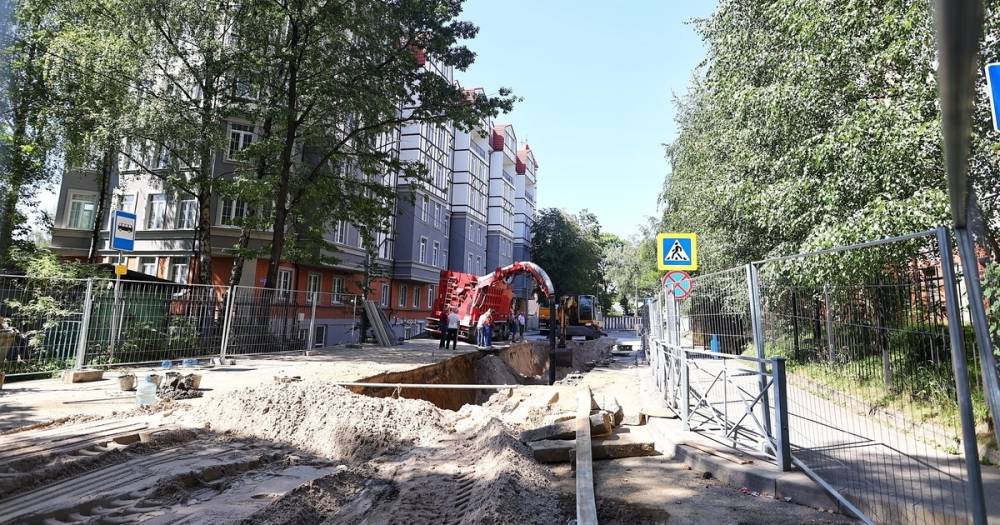 В Калининграде до середины сентября закрыли участок Тенистой Аллеи, где машина провалилась в яму