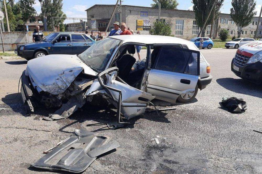 В Запорожье 35-летнего водителя "вырезали" из машины после жуткой аварии (фото)