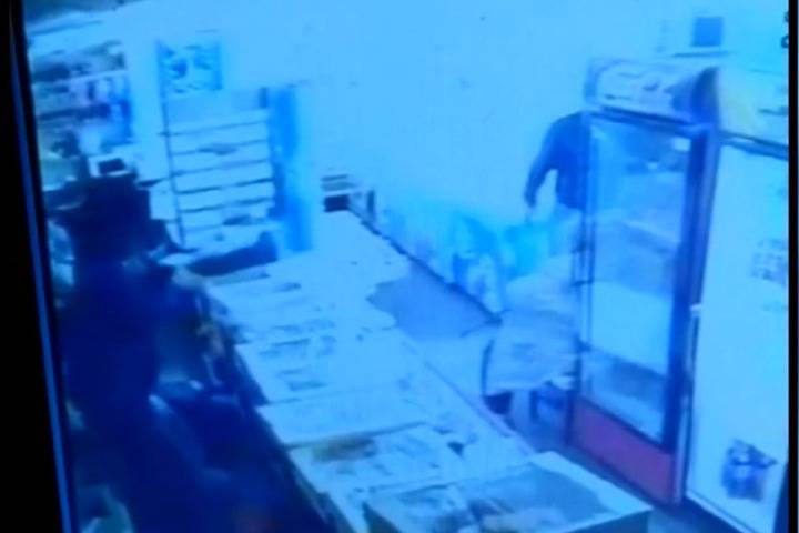 В Твери задержали грабителей, сбежавших из магазина с сигаретами и выручкой