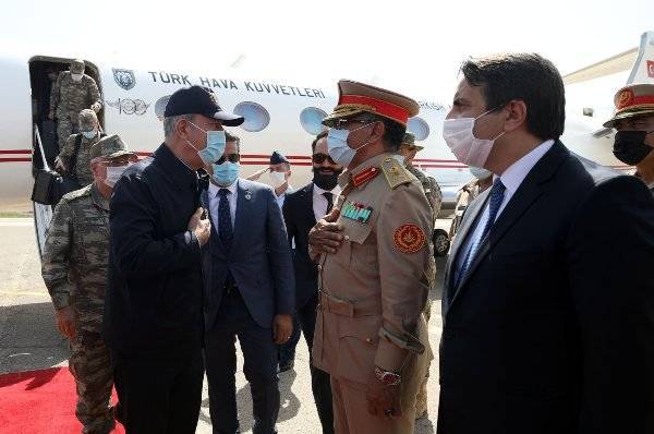 Министр обороны Турции прибыл с необъявленным визитом в Ливию
