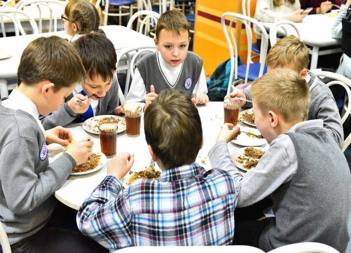 Школьное питание для младших классов в Ярославской области будет бесплатным