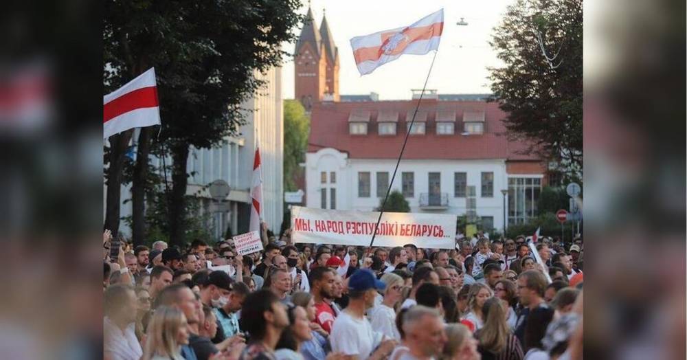 «Выпускай!»: в Минске тысячи людей пришли к СИЗО, где могут держать Тихановского (видео)