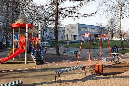 Тело мужчины обнаружили на детской площадке в Москве