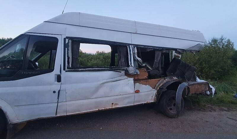 Два человека погибли при столкновении трактора и маршрутки в Псковской области