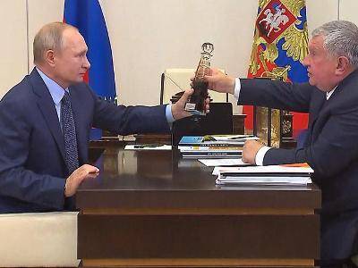 Путину подарили бутылку с нефтью