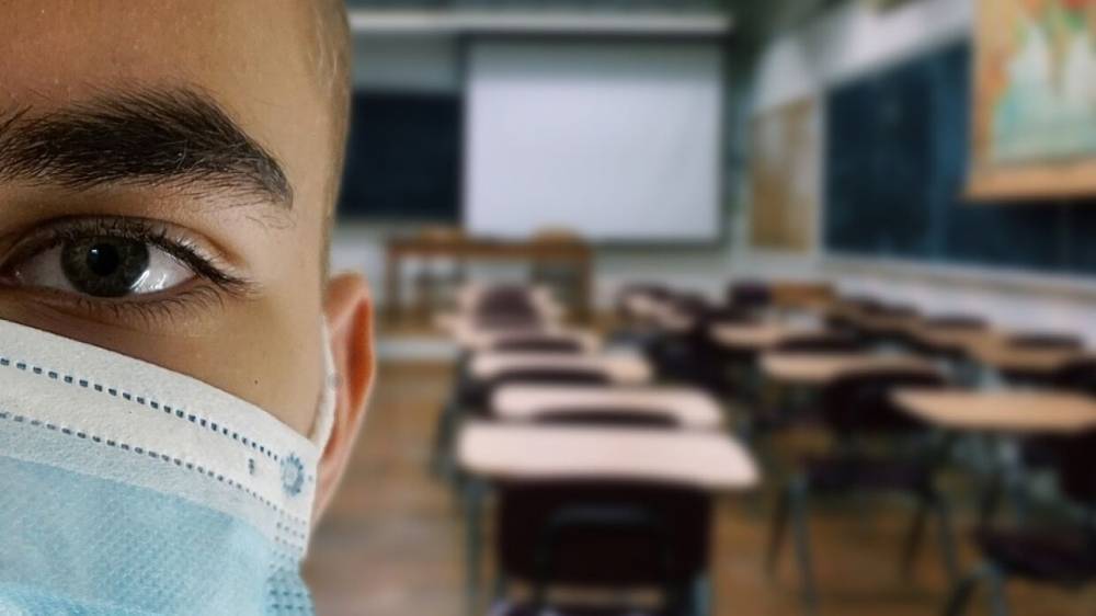 Эксперты объяснили, почему бесполезно заставлять школьников носить маски
