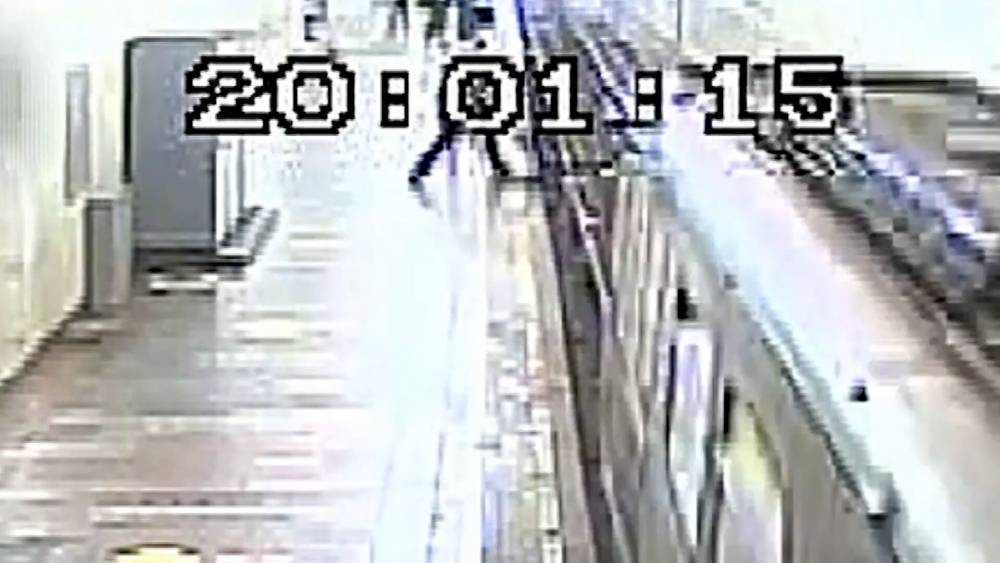 Полицейский спас пассажира, упавшего на рельсы в московском метро.