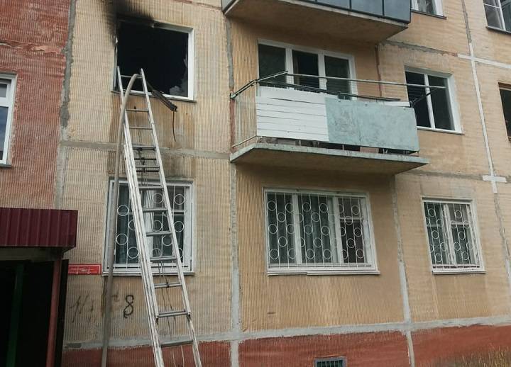 Она была дома одна: в Бердске 10-летняя девочка выпрыгнула из окна горящей квартиры