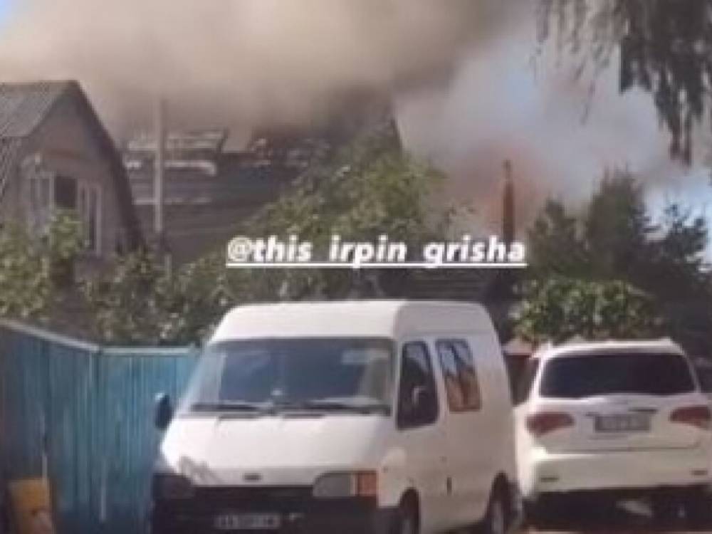 под Киевом крупный пожар: горит частный дом