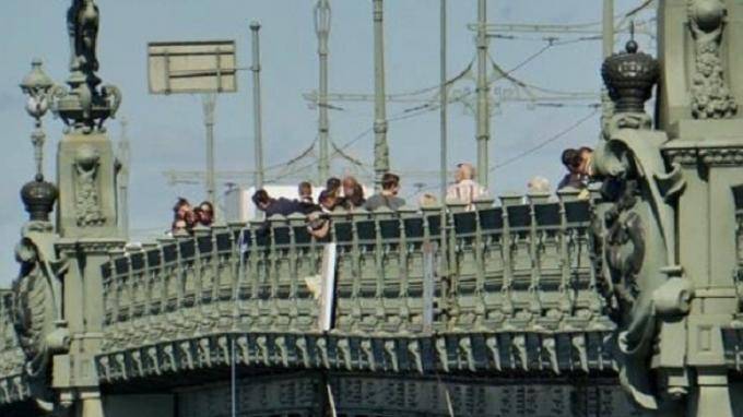 Активист устроил перформанс у Троицкого моста в поддержку фигурантов дела "Нового величия"