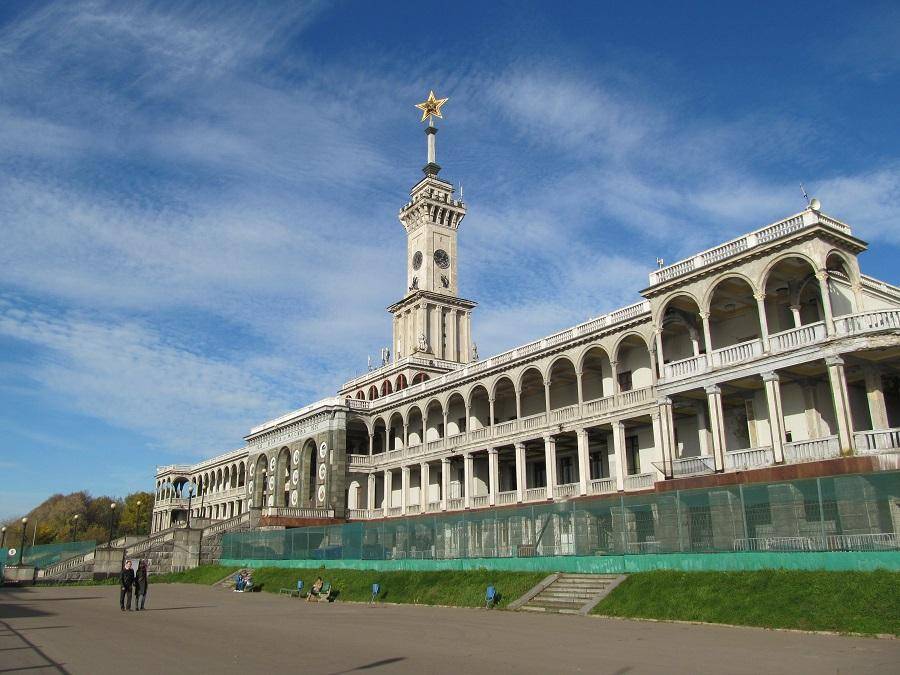 В Москве после реставрации на здание Северного речного вокзала вернули легендарную советскую звезду