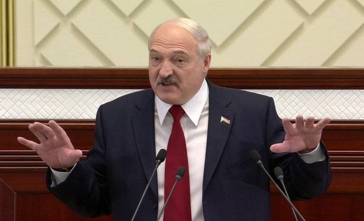 Лукашенко заявил, что участие в протестах оплачивается: «Платят людям, которые хотят заработать, с цветочками постоять»