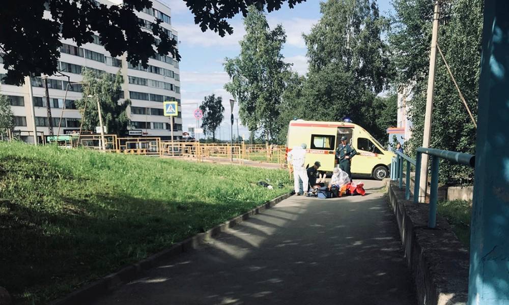 В Петрозаводске женщина, упавшая у здания МЧС, умерла в больнице