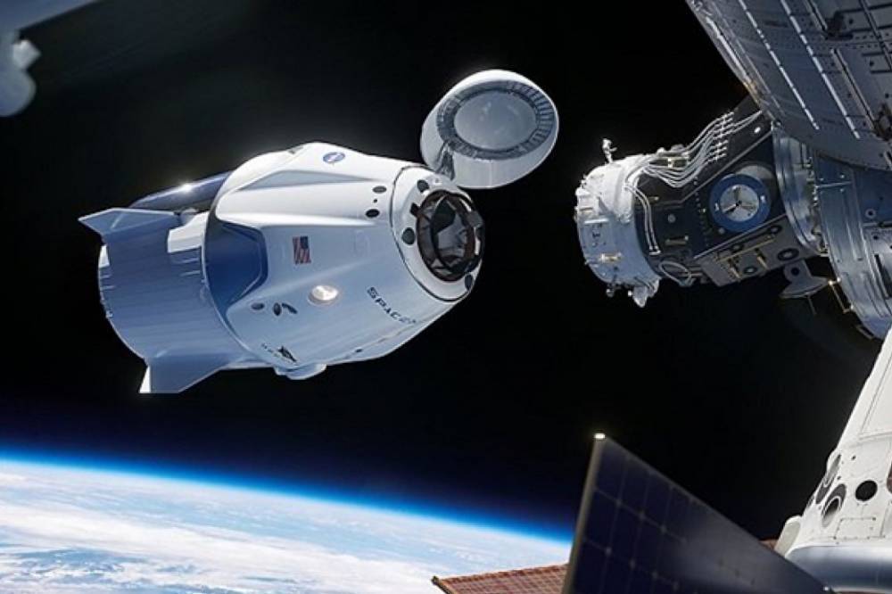 Космический корабль Crew Dragon компании SpaceX отстыковался от МКС и направляется к Земле