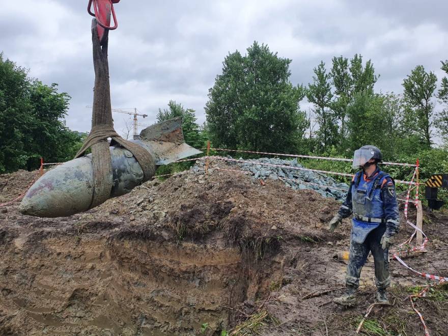 Спасатели МЧС обезвредили 500-килограммовую бомбу времен ВОВ на Пулковском шоссе