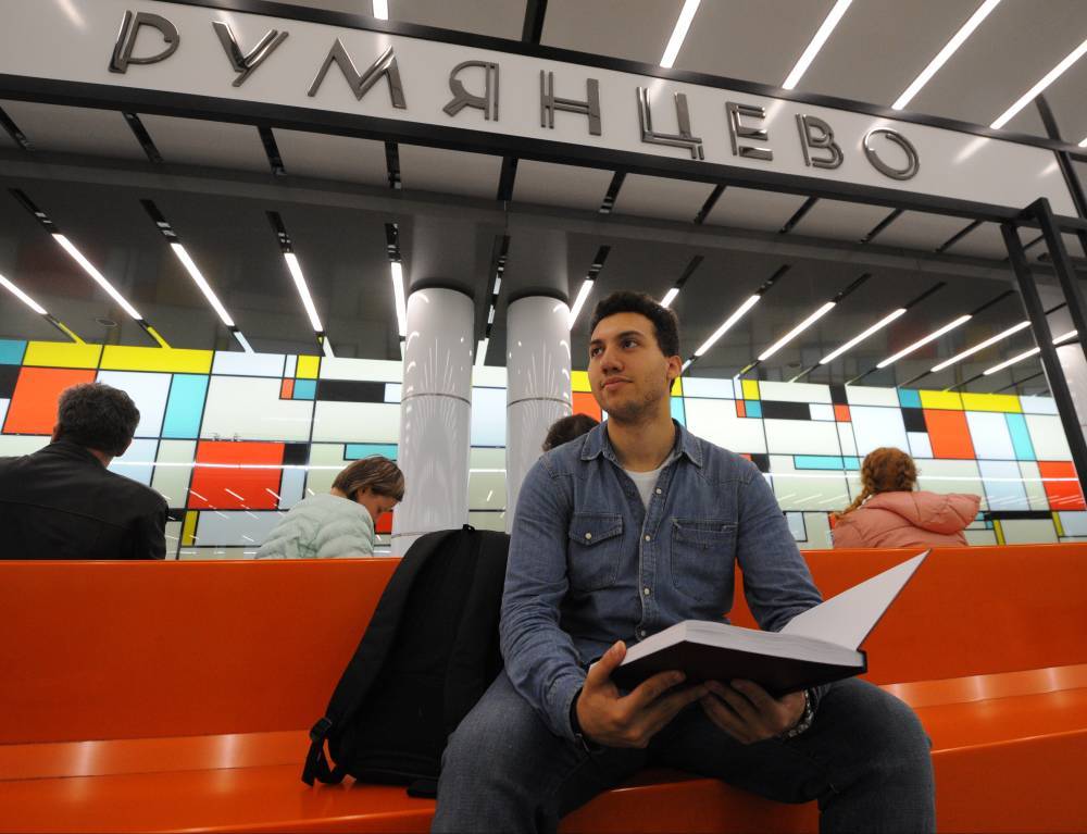 Названы самые популярные книги у пассажиров московского метро