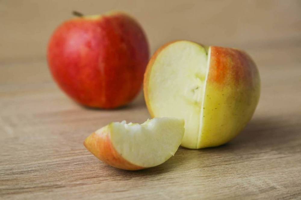 Язва и гастрит: Роспотребнадзор назвал опасность яблок